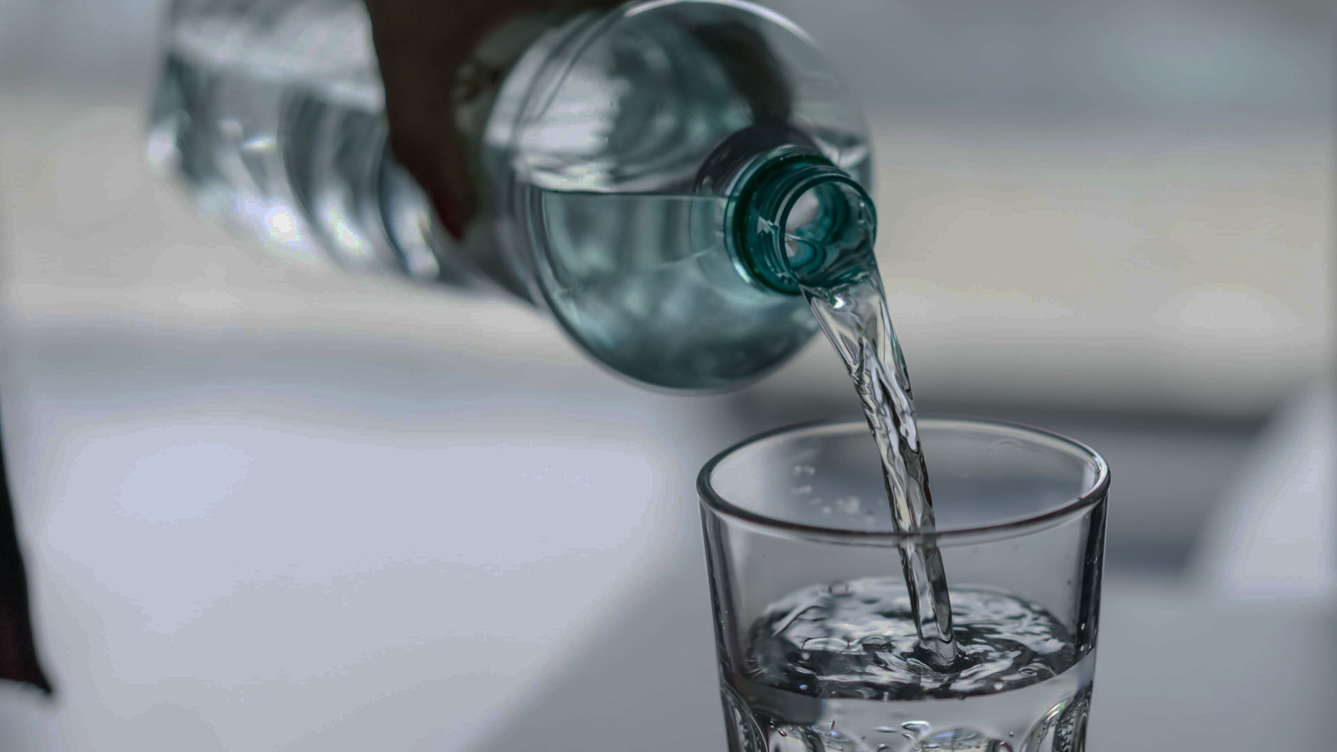 Botella de agua sirviendo
